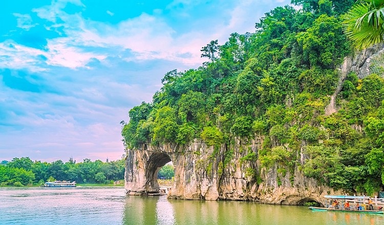 【豪华包车游-休闲4天游】桂林象鼻山•漓江阳朔•相公山•遇龙河竹筏4天3晚游